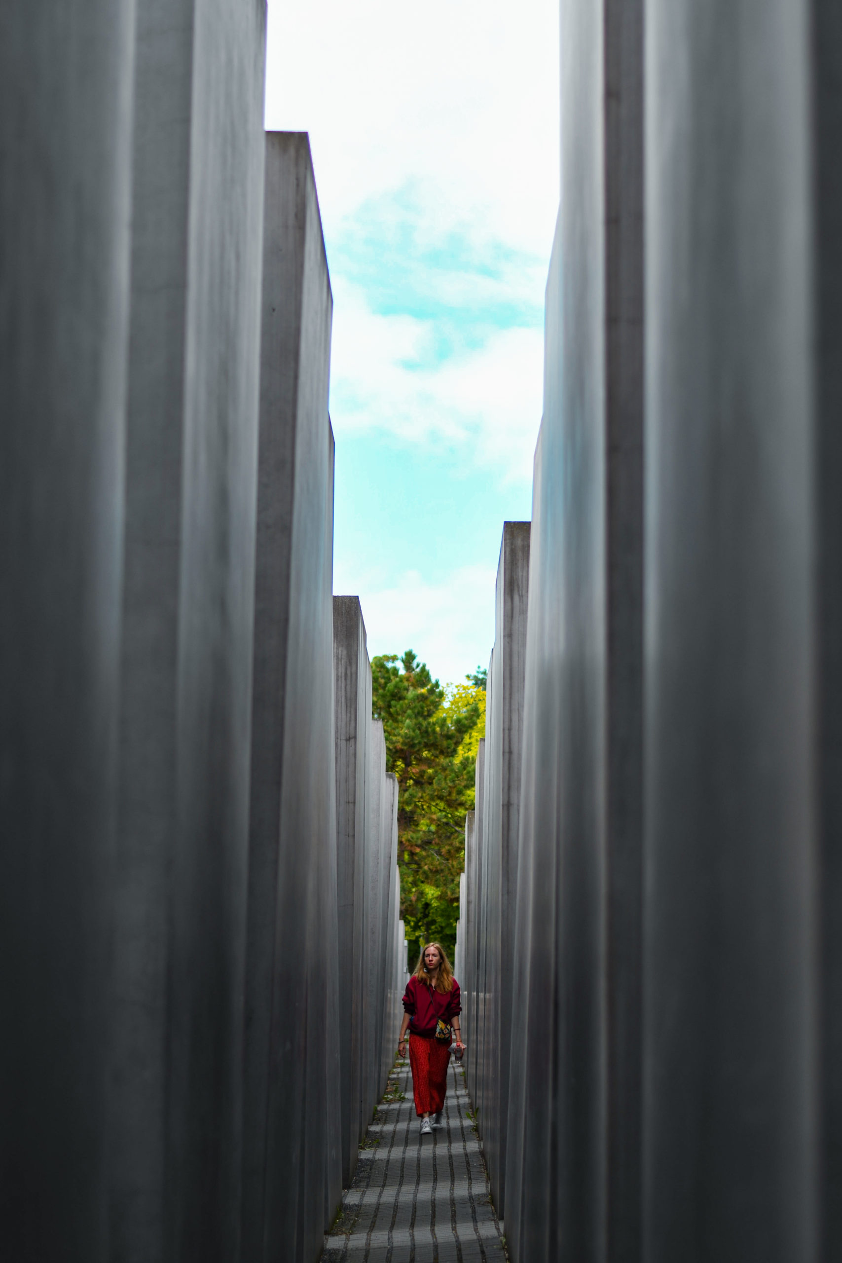 Photo de Sylviane Bauer-Motti dans le mémorial de l'Holocauste pour son article « Entre les murs de Berlin »